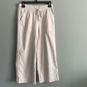 Athleta Farallon wide crop. Size 0. Heathered oatmeal is color. Pockets galore!